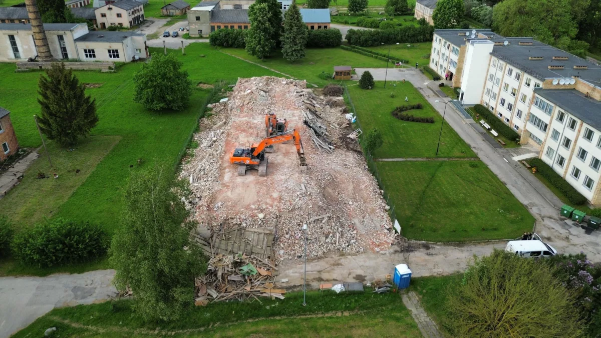 Daudzstāvu ēkas nojaukšana