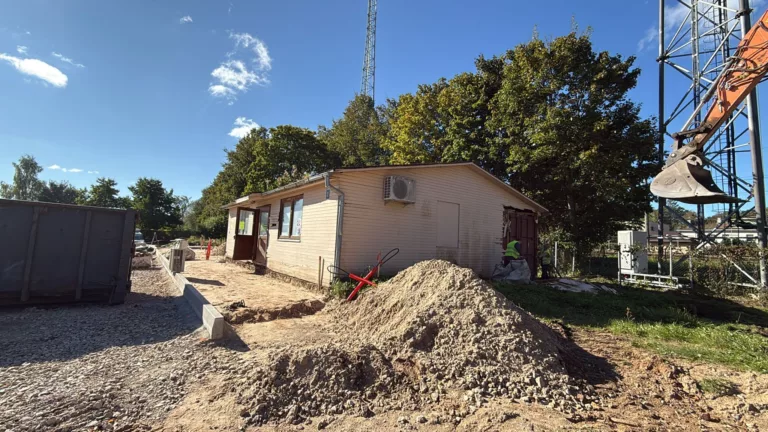 Bijušās veikala ēkas nojaukšana