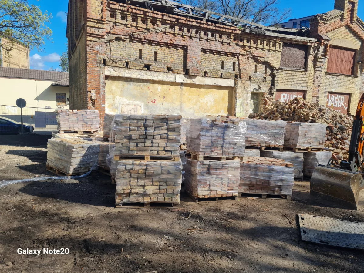 Daļēja ēkas demontāža pirms pārbūves par tirdzniecības centru