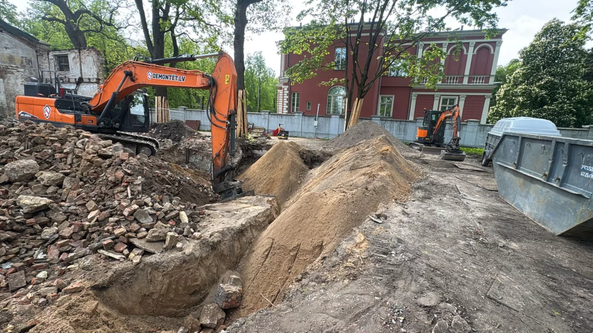 Daļēja ēkas demontāža pirms pārbūves par tirdzniecības centru