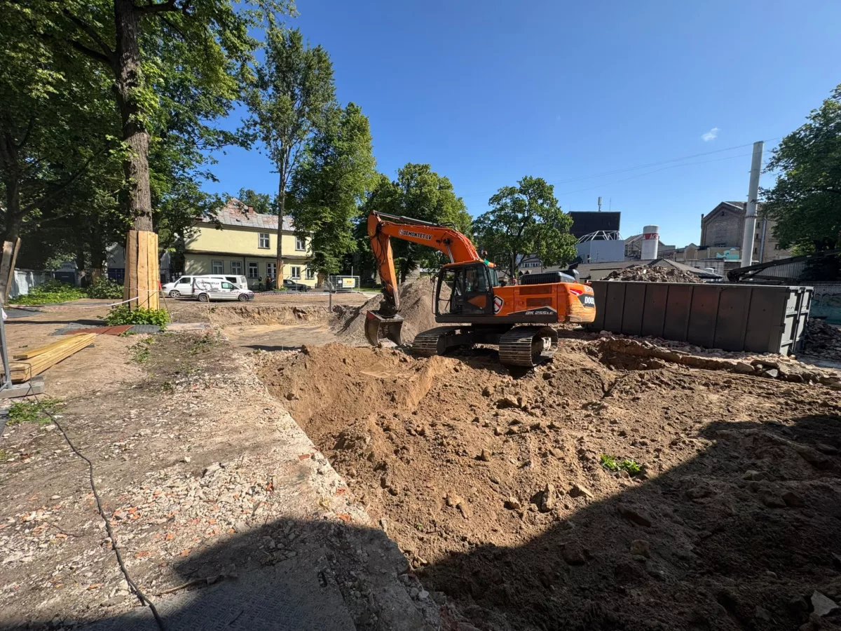 Daļēja ēkas demontāža pirms pārbūves par tirdzniecības centru