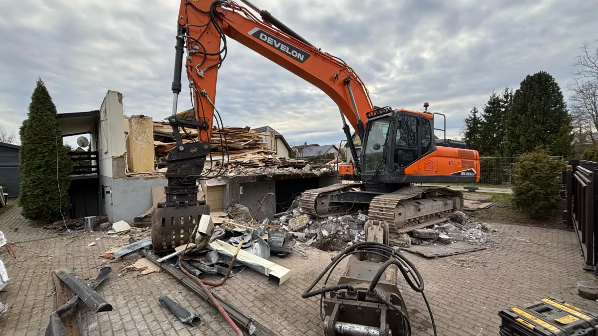 Ēkas demontāžas un nojaukšanas darbi pirms pārbūves