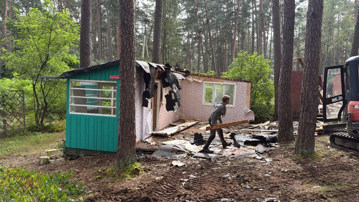Kempinga ēkas nojaukšana un teritorijas sakopšana