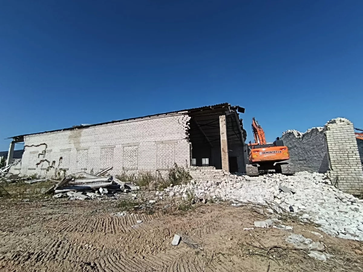 Noliktavas ēkas nojaukšana