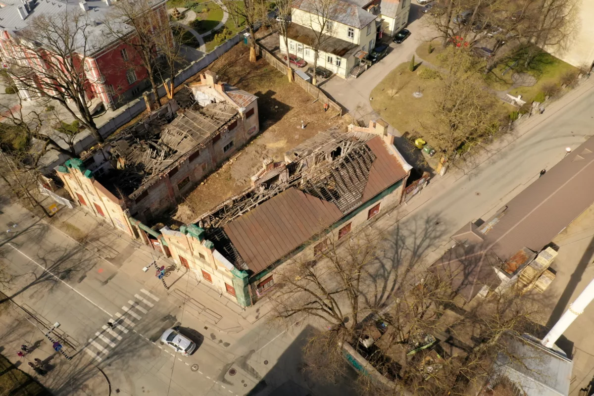 Daļēja ēkas demontāža pirms pārbūves par tirdzniecības centru