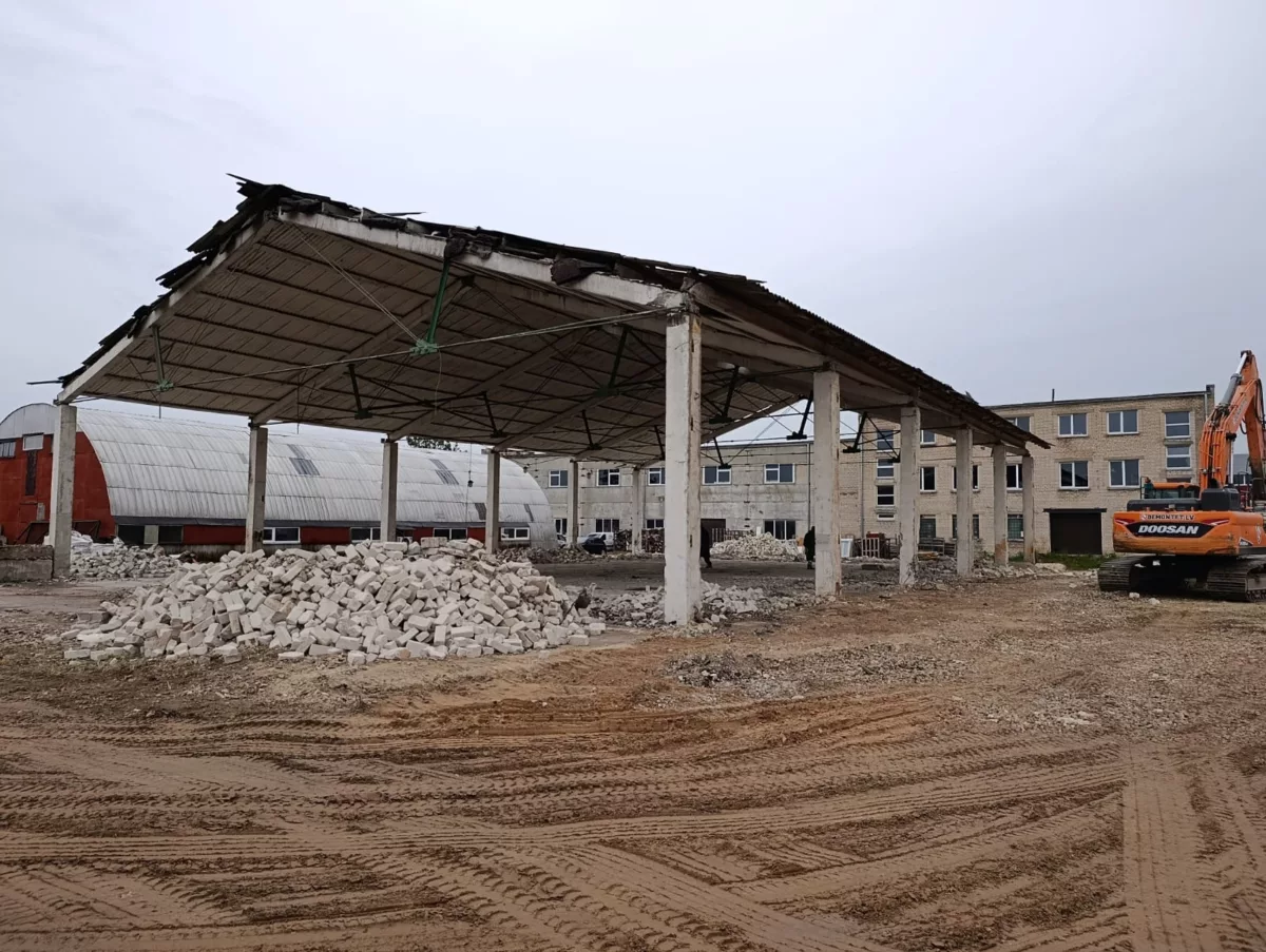 Noliktavas ēkas nojaukšana