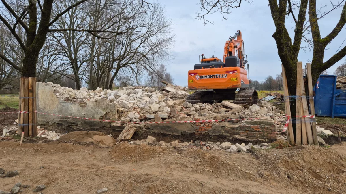 Ēkas demontāžas darbi