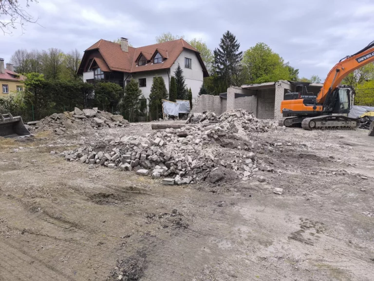 Daļējā ēkas demontāža, nojaukšanas un zemes darbi