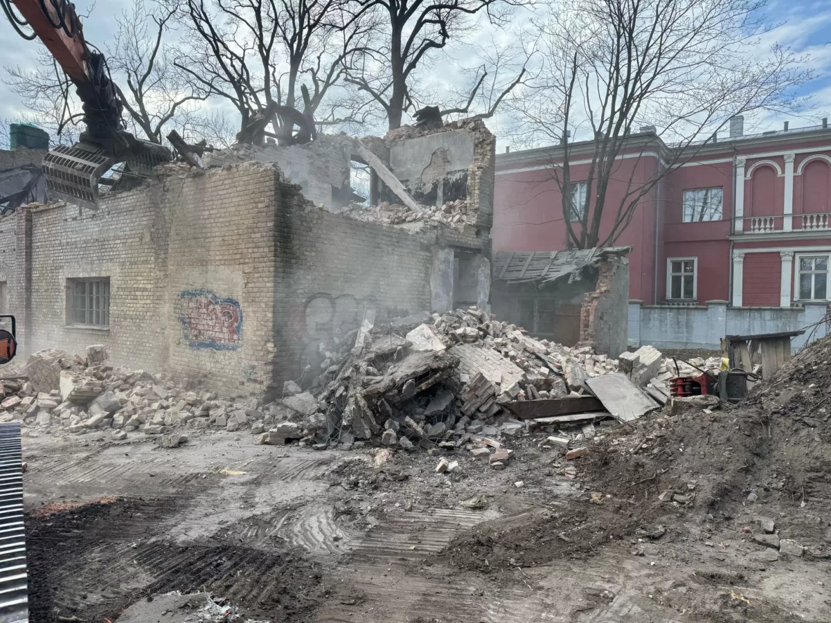 Daļēja ēkas demontāža pirms pārbūves par tirdzniecības centru