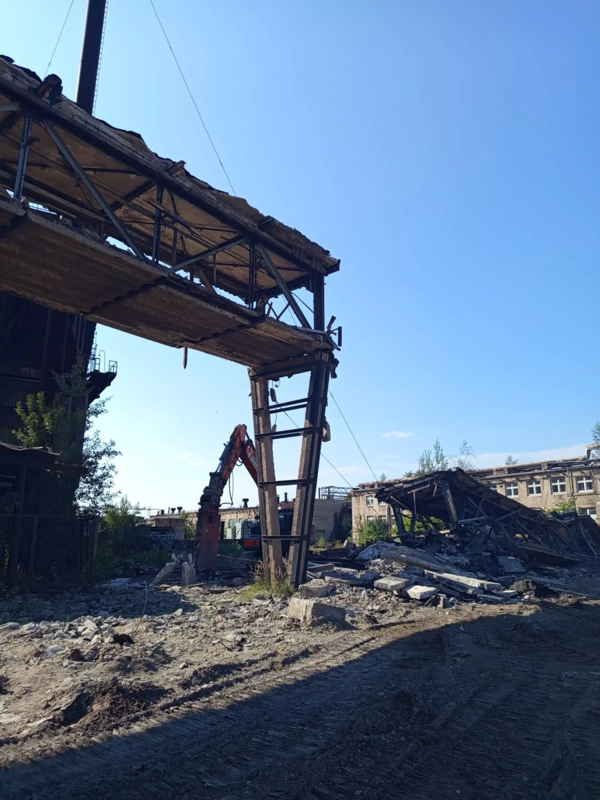 Ēkas daļēja demontāža – ceha sadzīves korpusa pārbūve