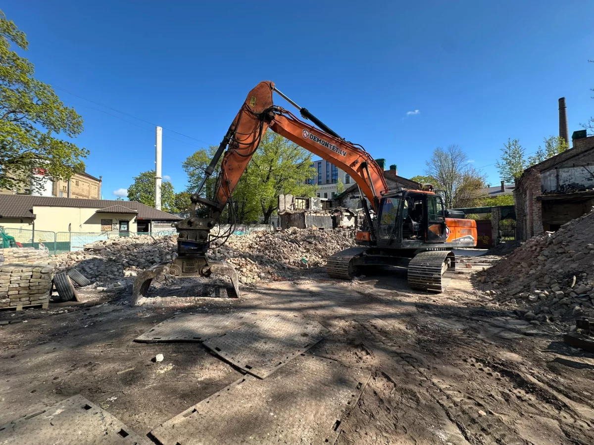 Daļēja ēkas demontāža pirms pārbūves par tirdzniecības centru