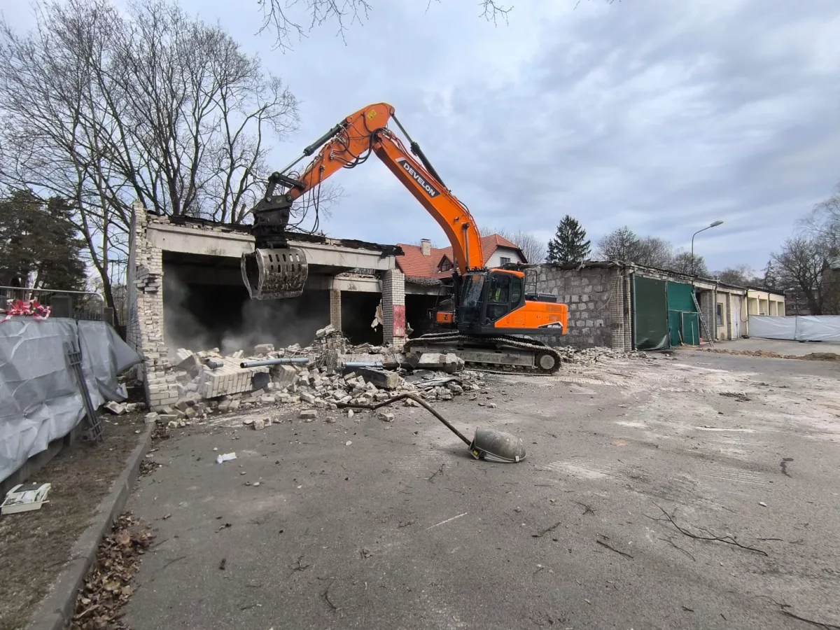 Daļējā ēkas demontāža, nojaukšanas un zemes darbi