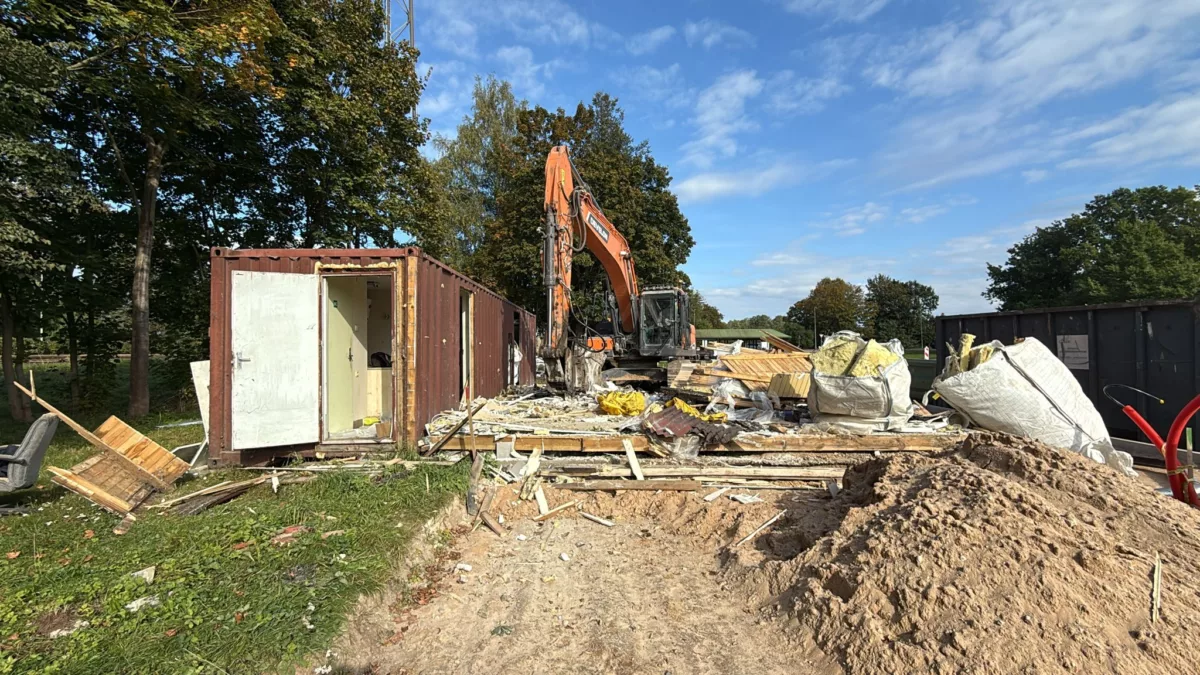 Bijušās veikala ēkas nojaukšana