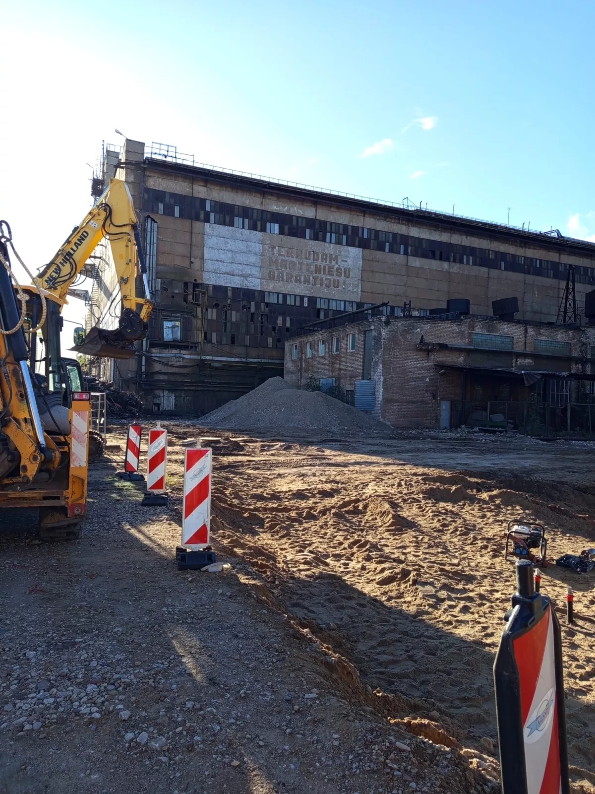 Ēkas daļēja demontāža – ceha sadzīves korpusa pārbūve