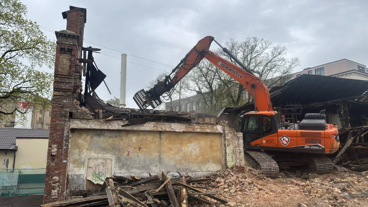 Daļēja ēkas demontāža pirms pārbūves par tirdzniecības centru