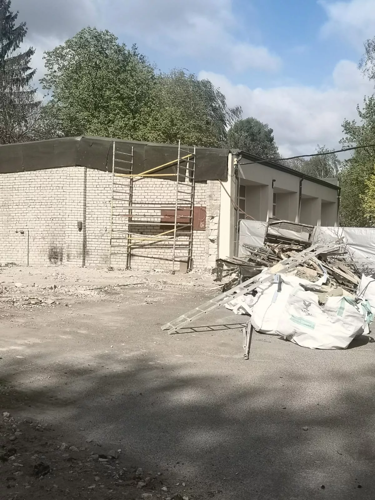 Daļējā ēkas demontāža, nojaukšanas un zemes darbi