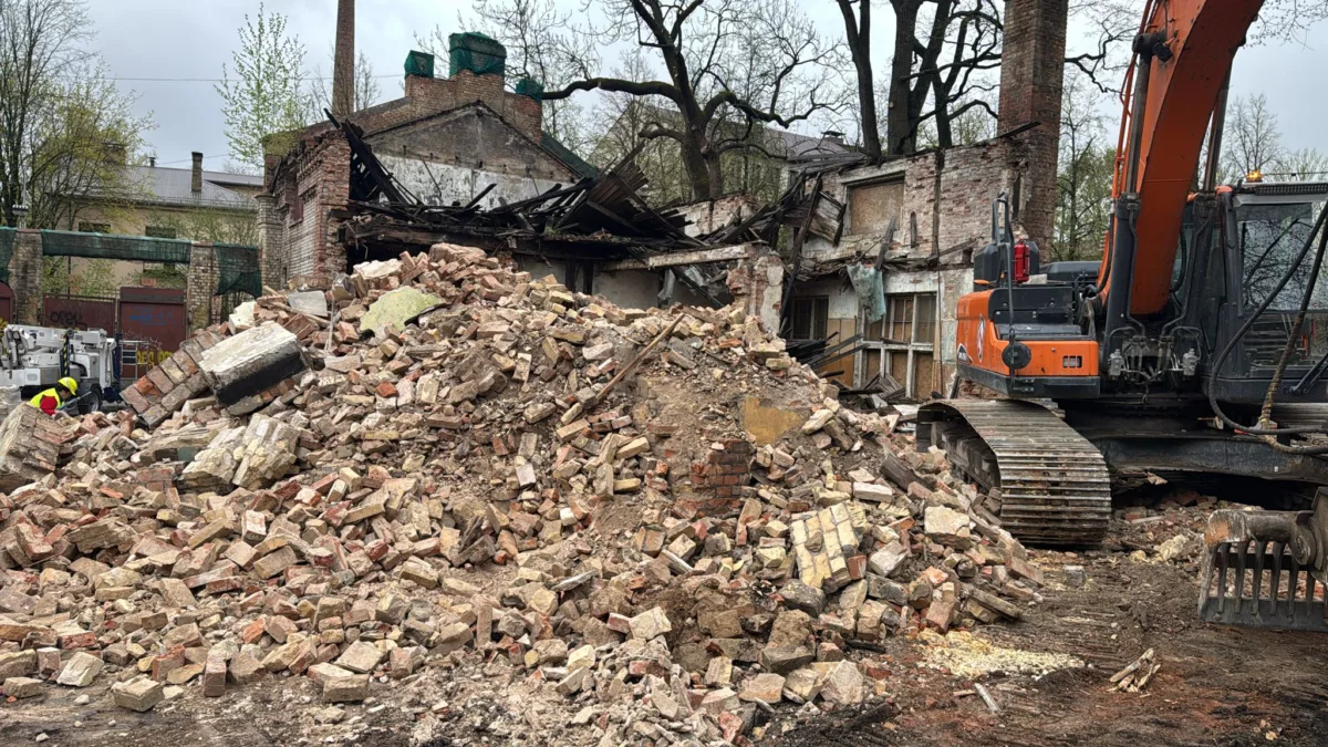 Daļēja ēkas demontāža pirms pārbūves par tirdzniecības centru