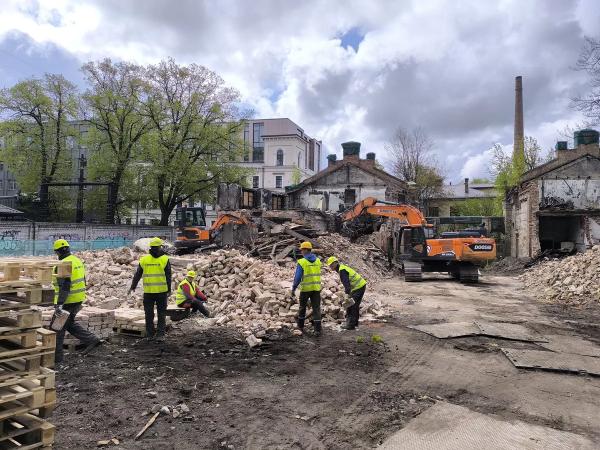 Daļēja ēkas demontāža pirms pārbūves par tirdzniecības centru
