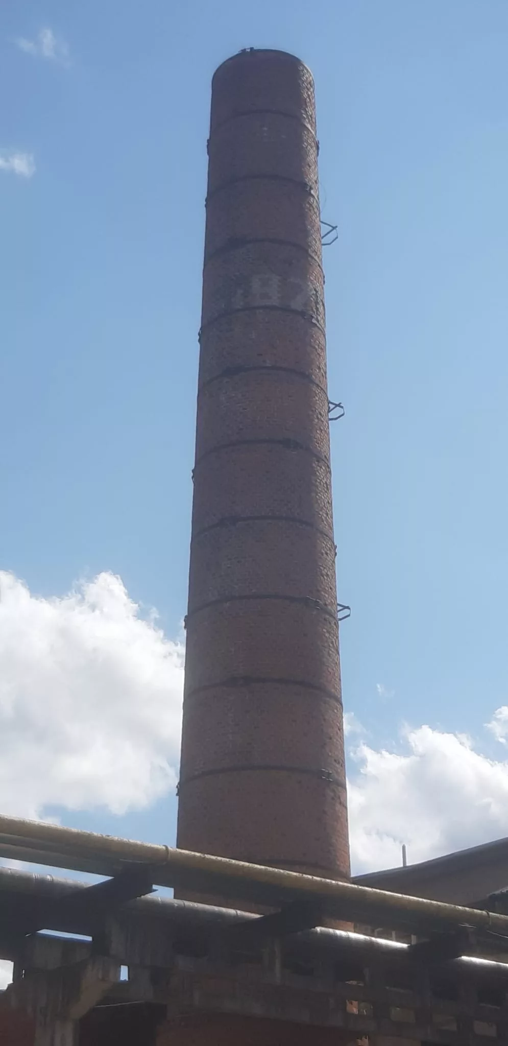 Ķieģeļu skursteņa demontāža