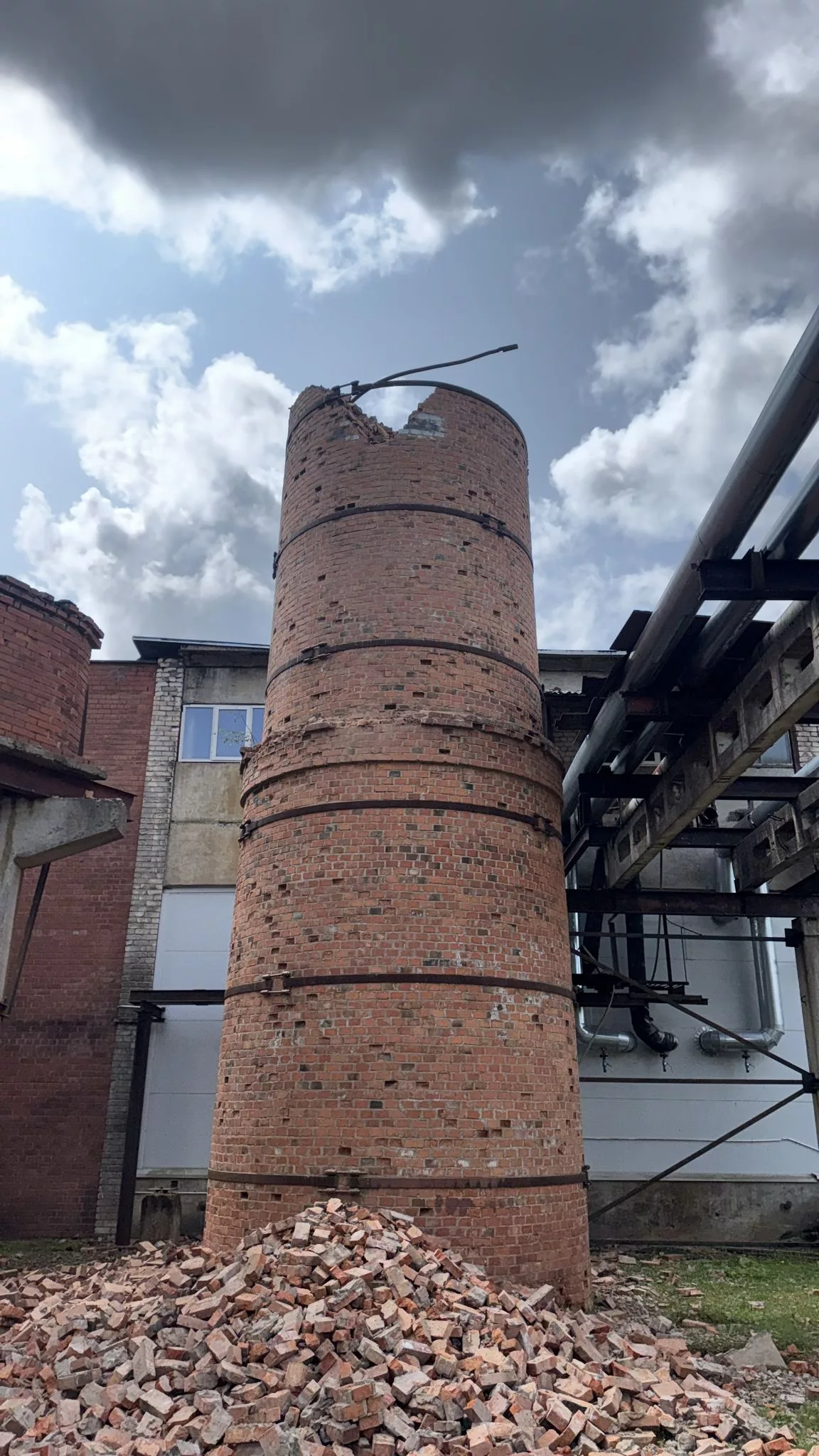 Ķieģeļu skursteņa demontāža