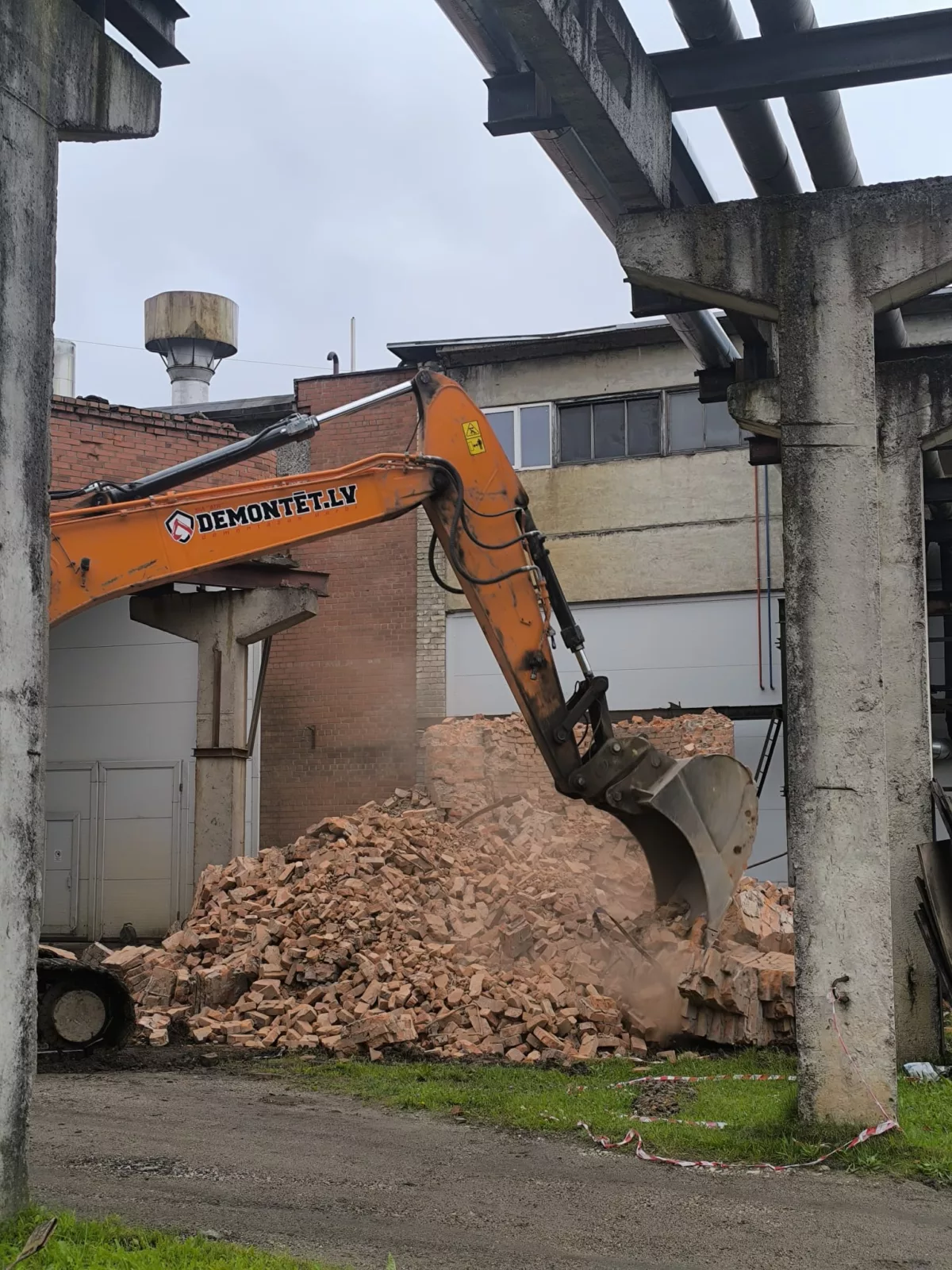 Ķieģeļu skursteņa demontāža