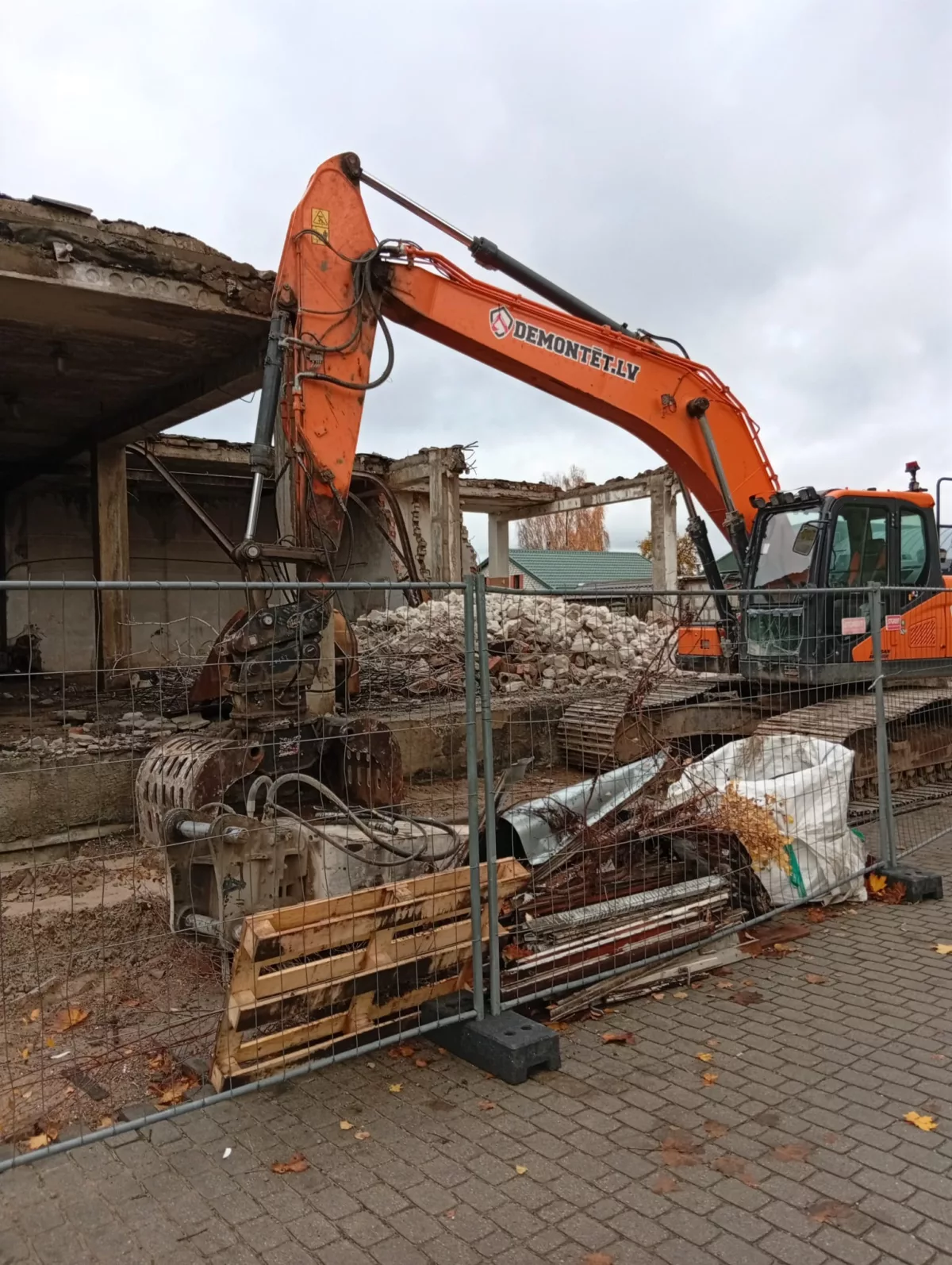 Siltumpunkta ēkas nojaukšana un siltumtrases pārbūve