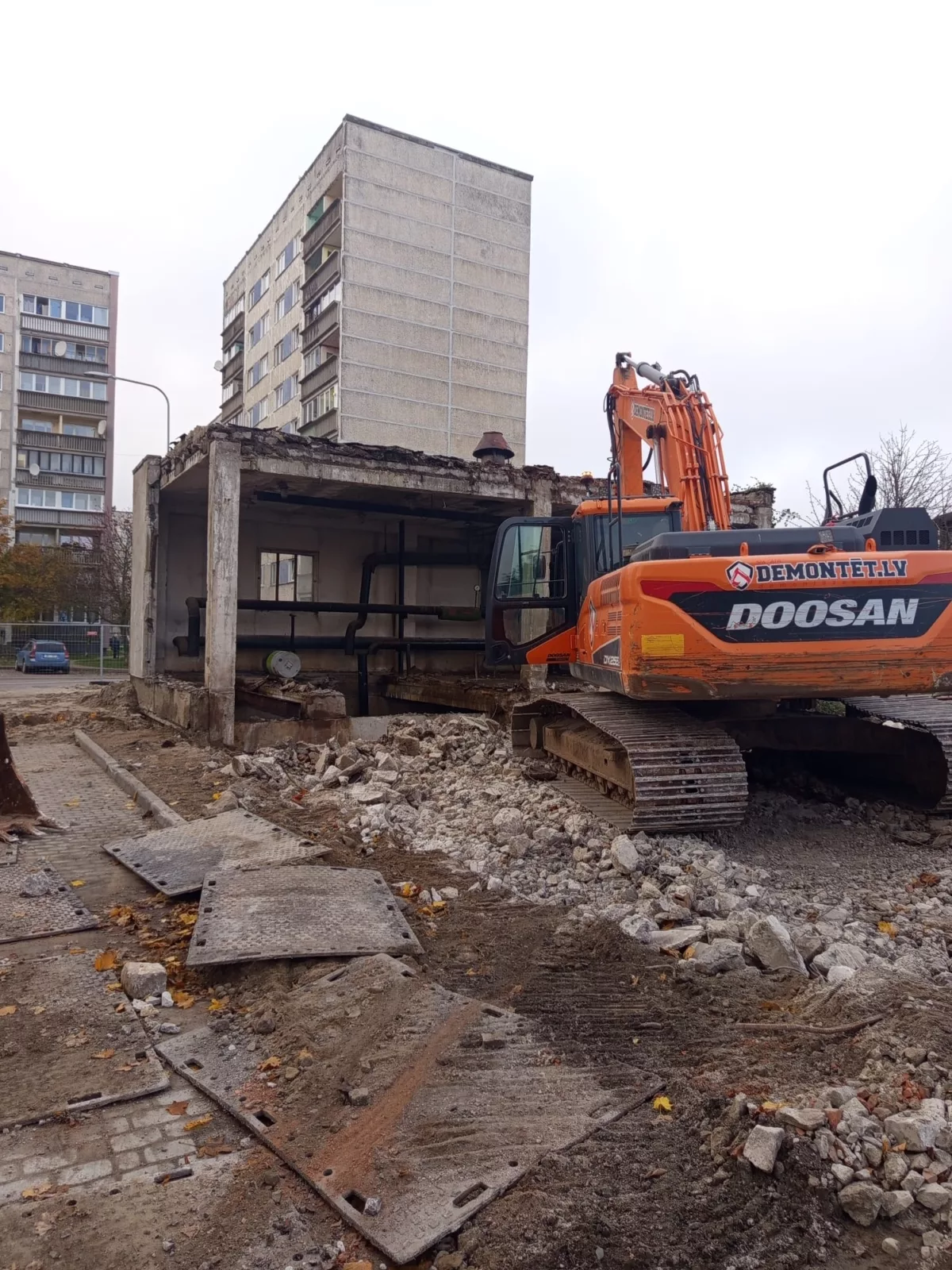 Siltumpunkta ēkas nojaukšana un siltumtrases pārbūve